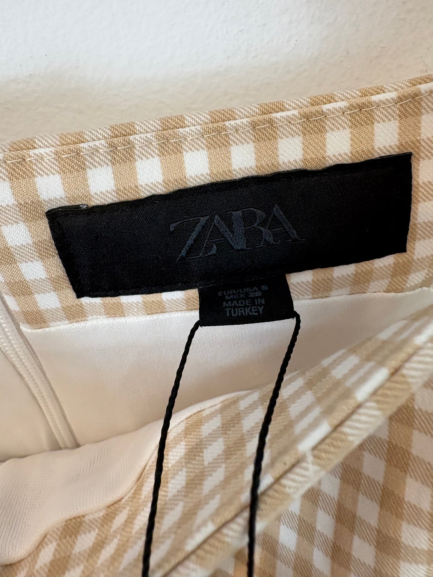 ZARA. Short beige and white gingham dress. TS