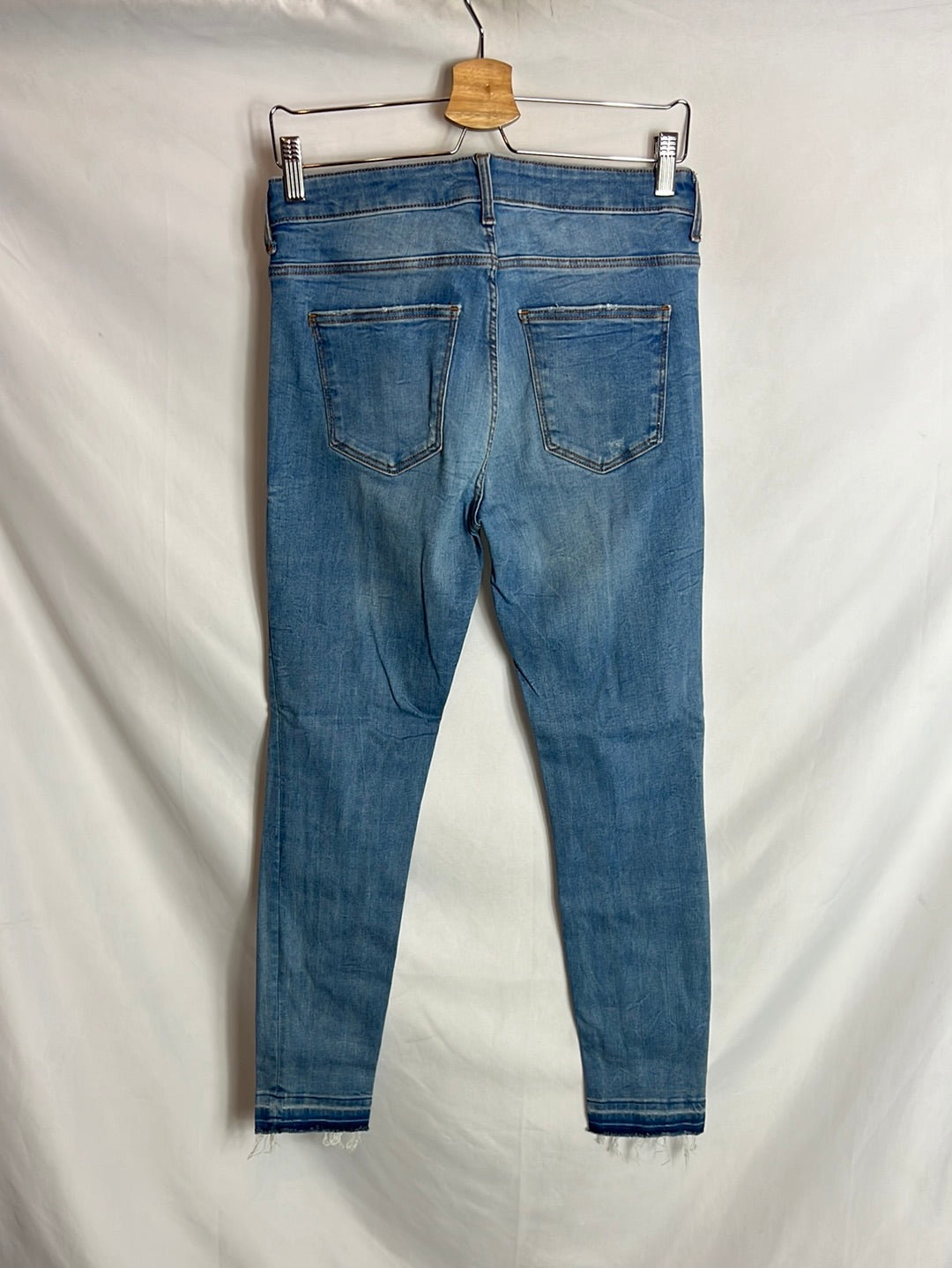 ZARA. Denim pitillo efecto desgastado. T 40
