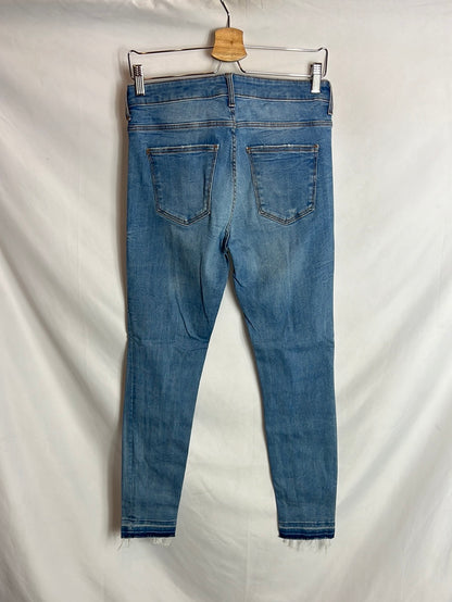 ZARA. Denim pitillo efecto desgastado. T 40