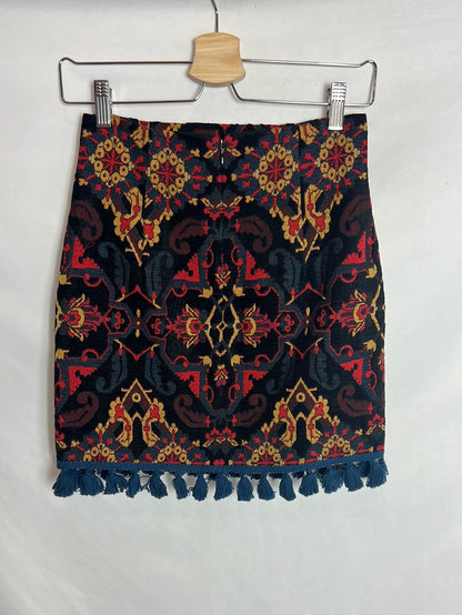 ZARA. Falda corta bordados y borlas. TXS