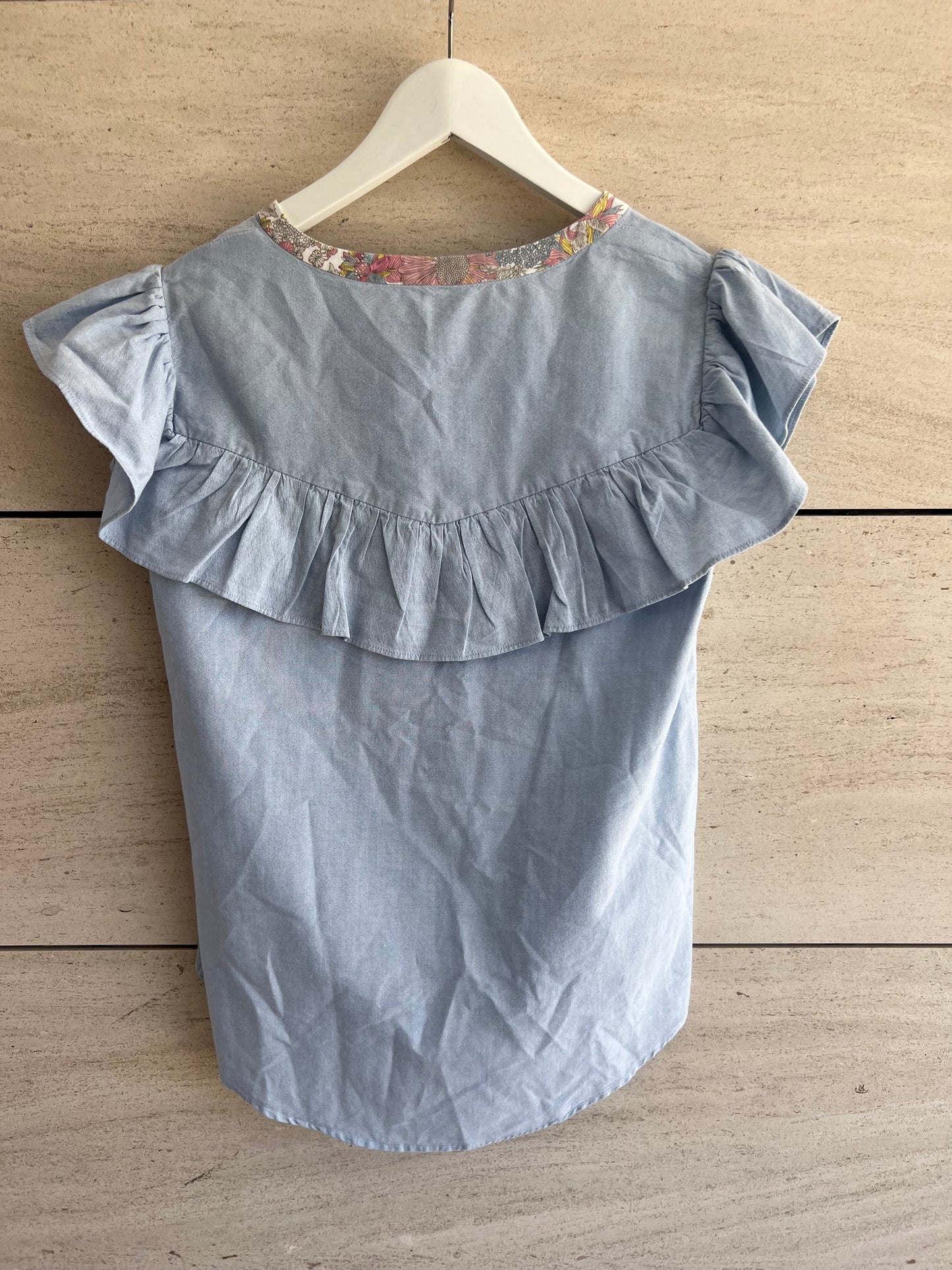 ALOHA TATA. Light denim blouse with flower detail. TM