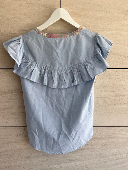 ALOHA TATA. Light denim blouse with flower detail. TM