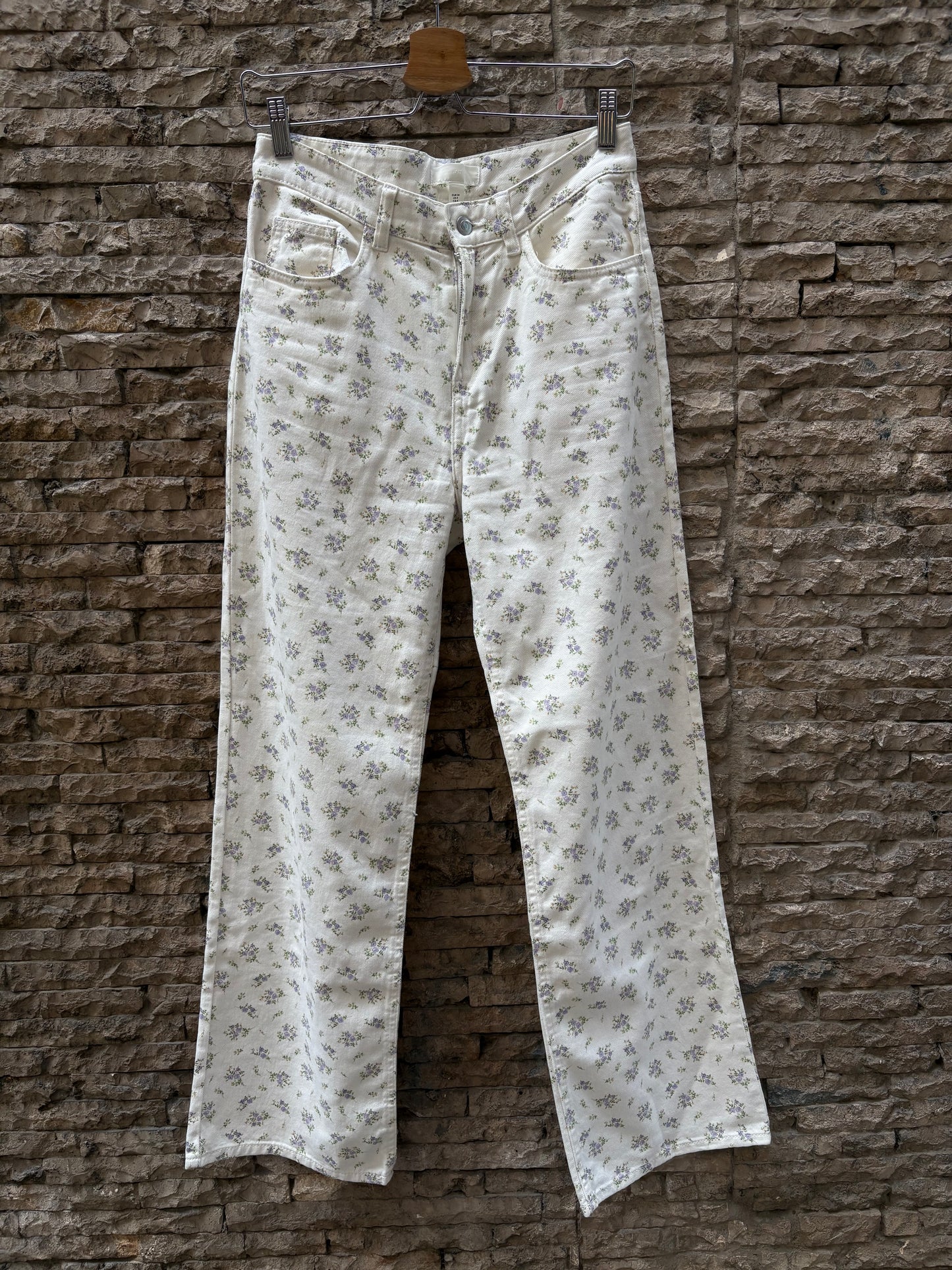 H&M. Pantalón blanco detalle flores