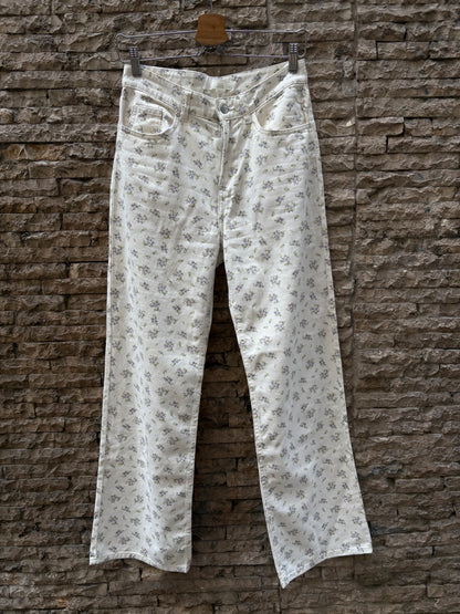 H&M. Pantalón blanco detalle flores