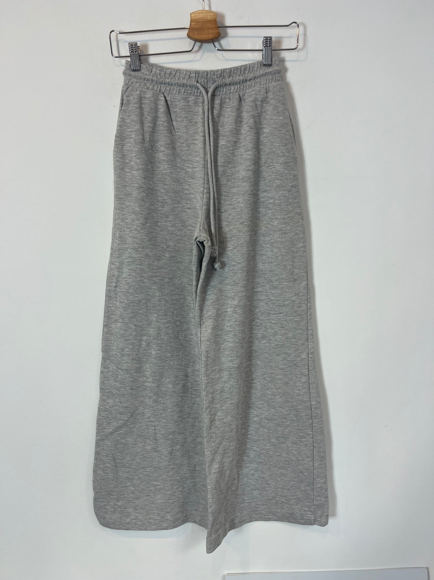 ZARA. Pantalón gris felpa. T S