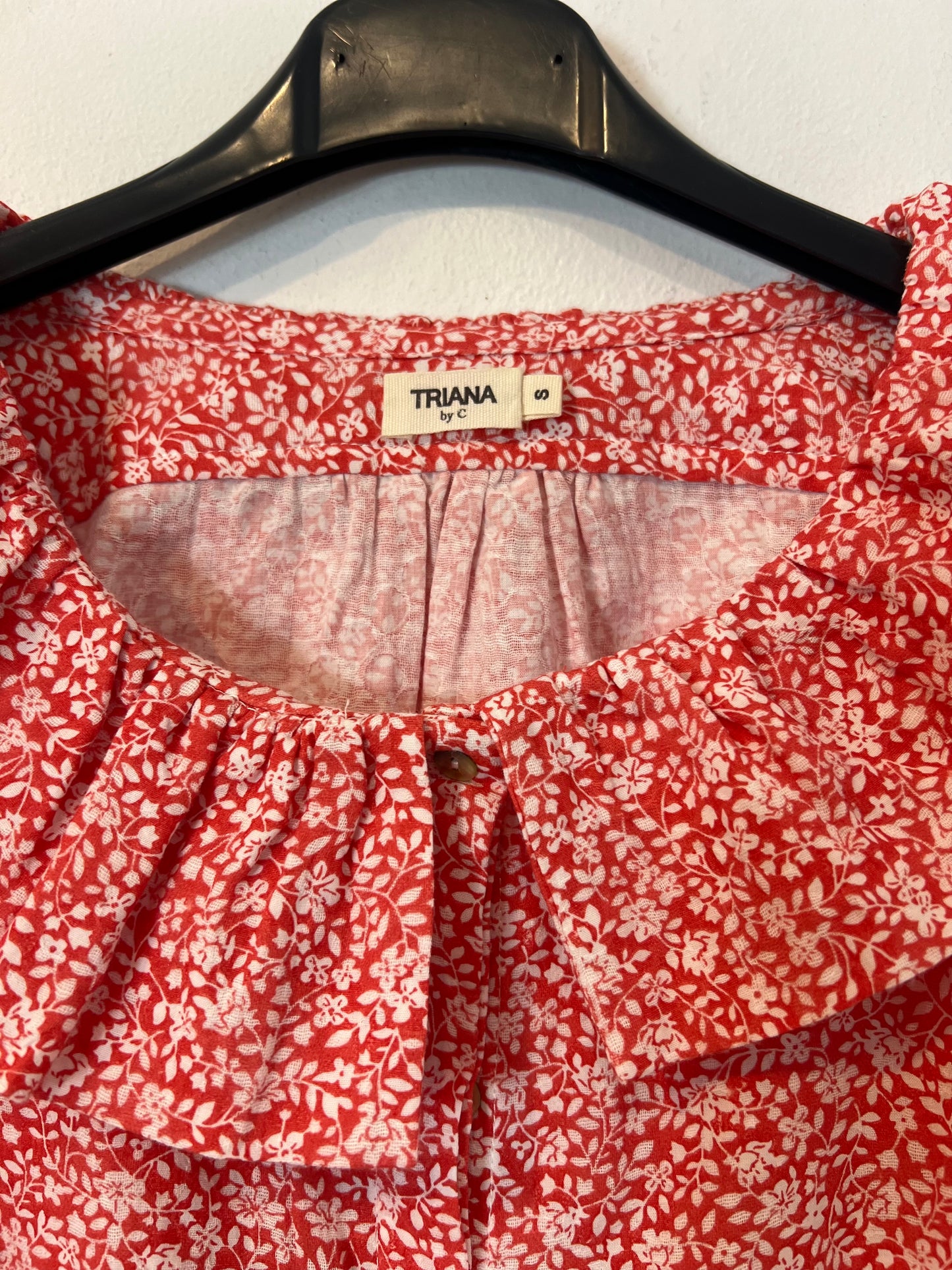 TRIANA BY C. Blusa roja flores cuello volante T.s