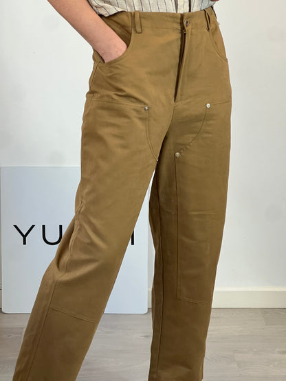 SFERA. Pantalón camel textura detalle tachuelas. T 40