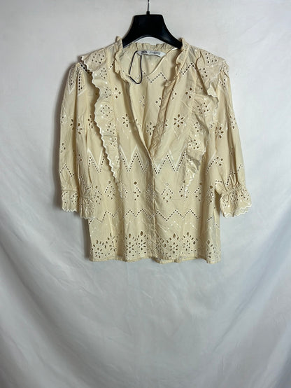 ZARA. Blusa beige troquelada T.m