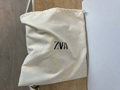 ZARA. Sandalia plana hojas tela. T 37