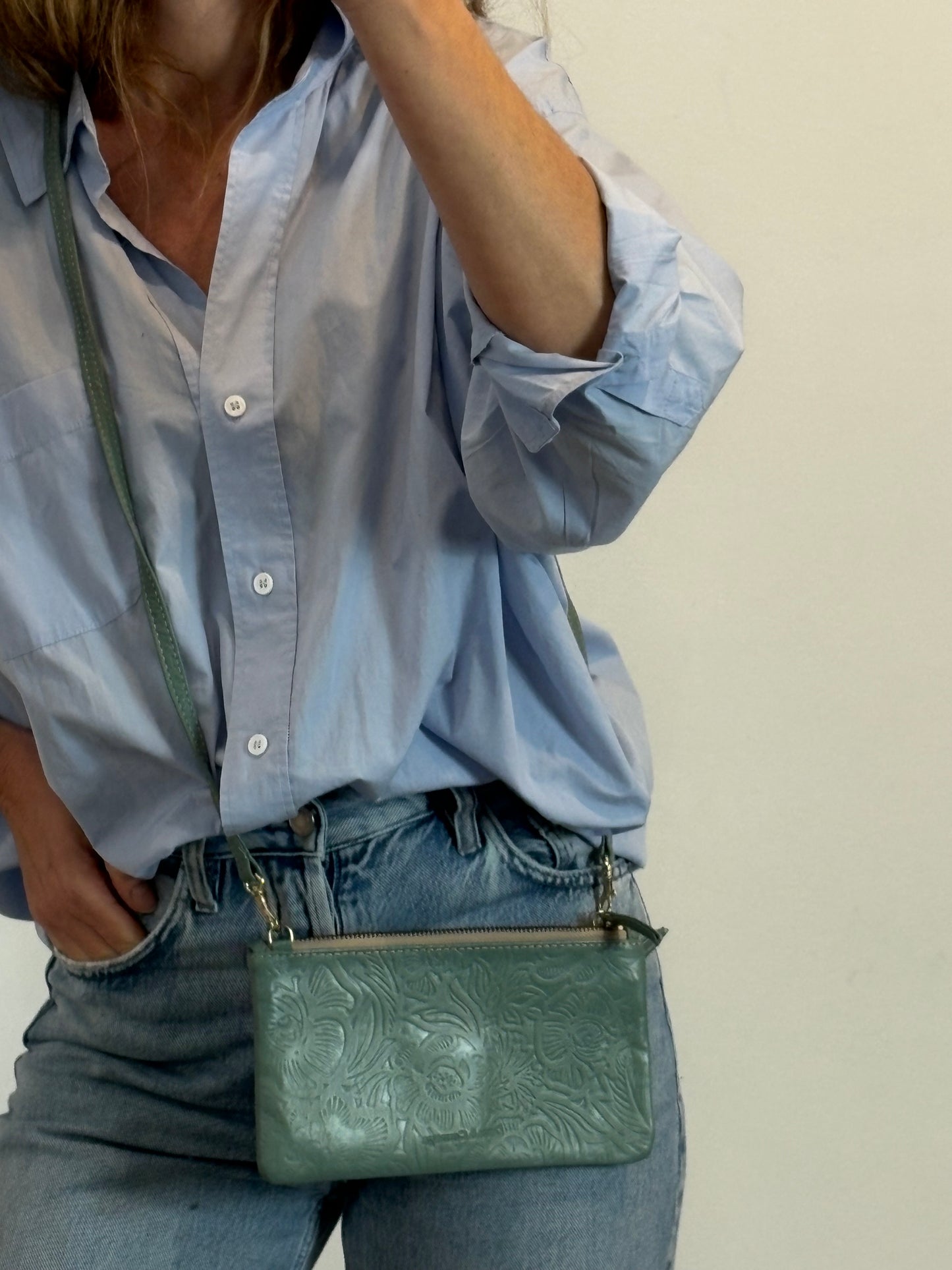 DEVA & COMEYA. Bolso piel troquelada verde agua