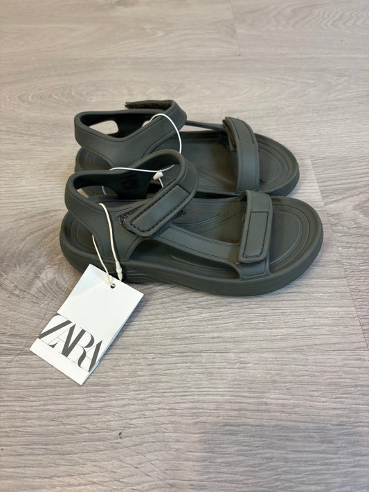 ZARA. Zapatillas goma y velcro. T 29
