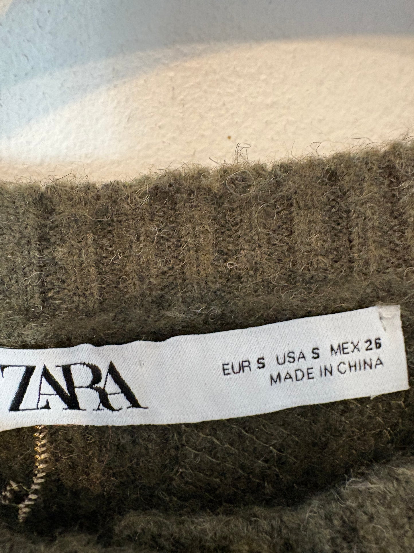 ZARA. Chaqueta punto verde lentejuelas
