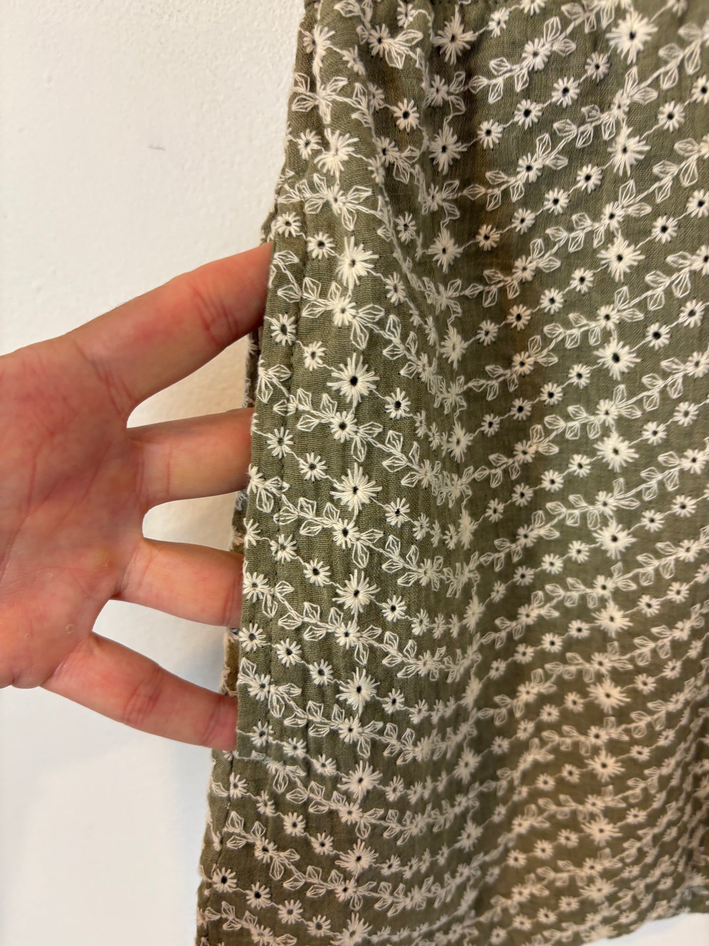 ZARA. Green shorts with embroidered flowers Ts