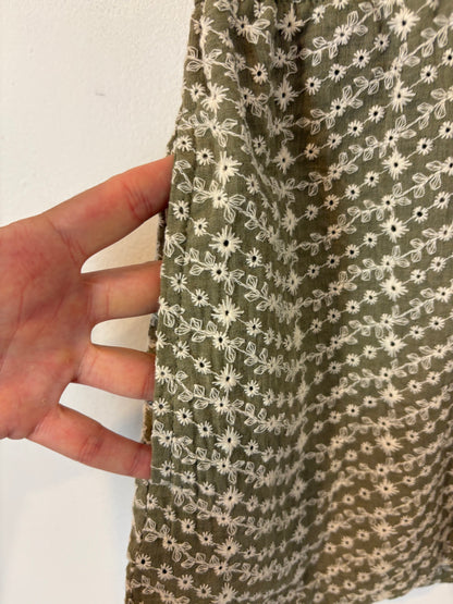 ZARA. Green shorts with embroidered flowers Ts