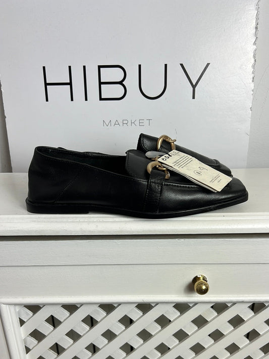 MANGO. Mocasines negros hebilla. T 38