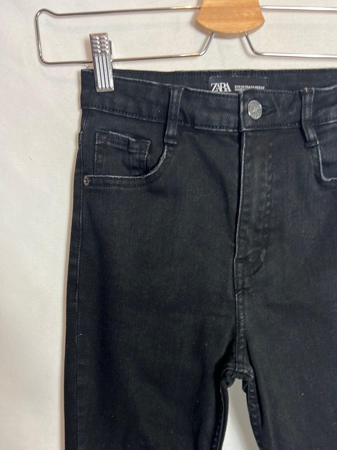 ZARA. Pantalón pitillo negro cintura alta. T 36