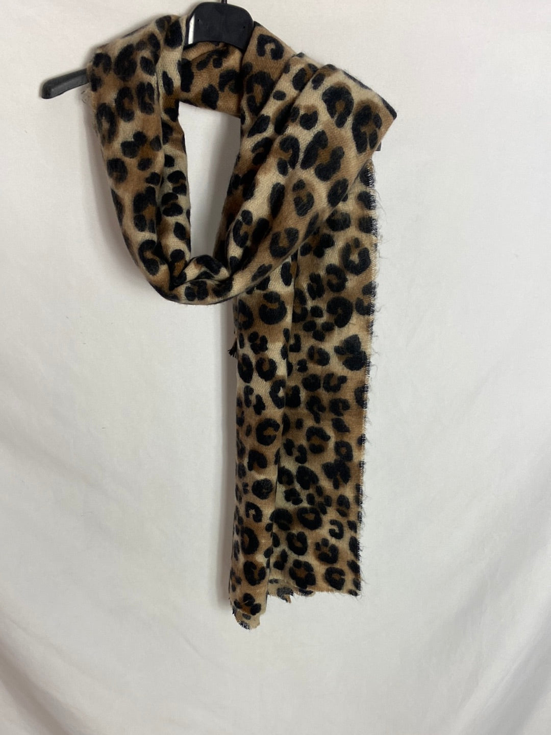 OTRAS. Bufanda animal print