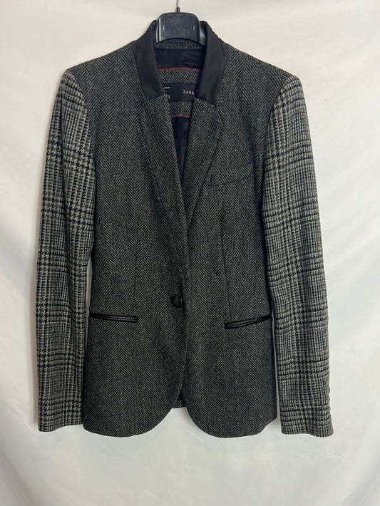 ZARA. Blazer gris espiga y cuadros. TXS(Tara)i