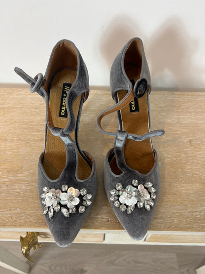 M**DARINA. Velvet and rhinestone heels. Size 39