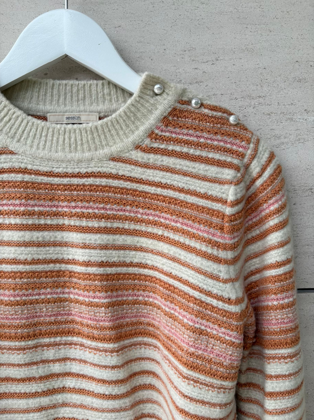 SESSÚN. Jersey beige bordados lana