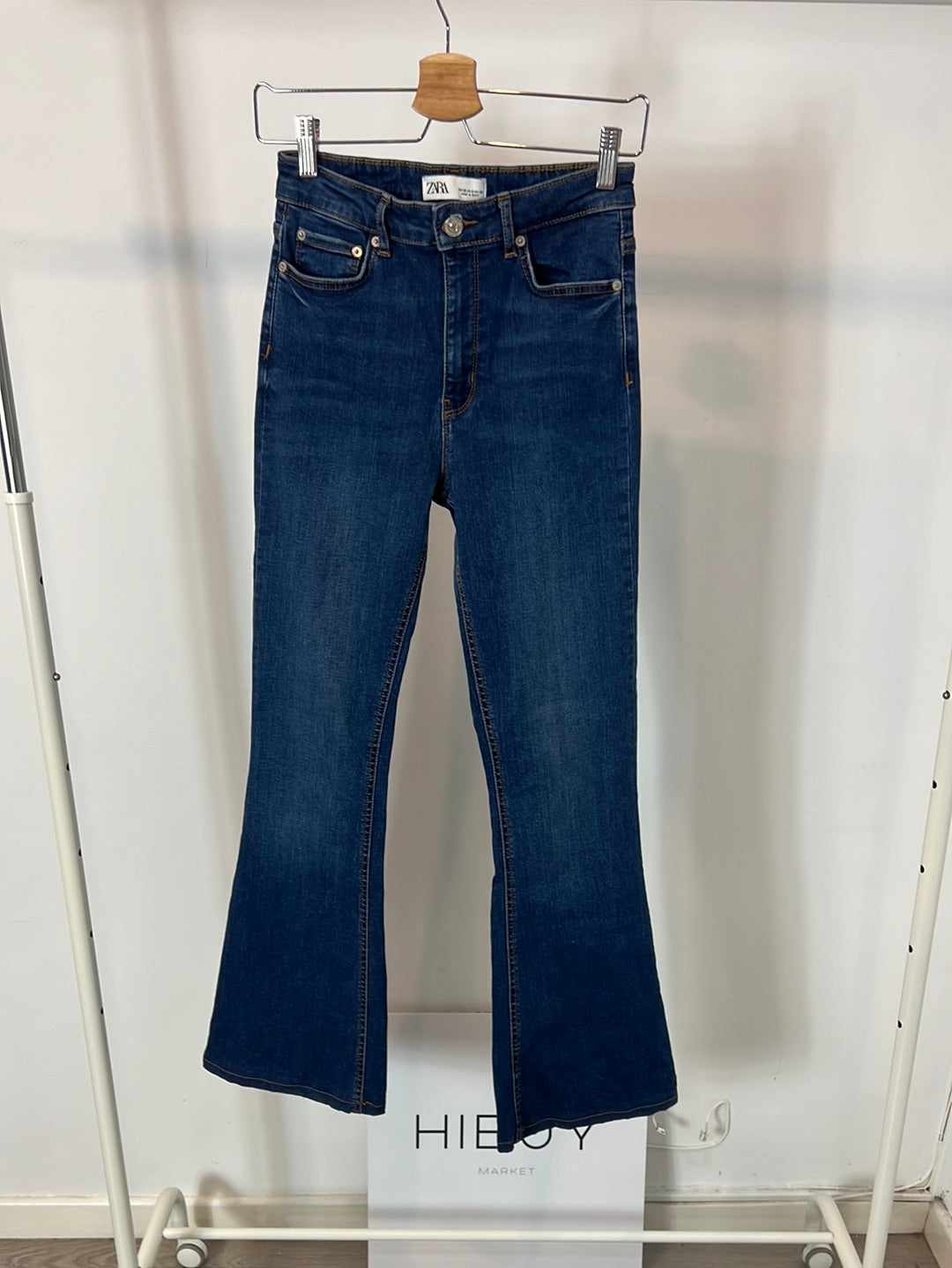 ZARA. Denim azul oscuro campana. T 38