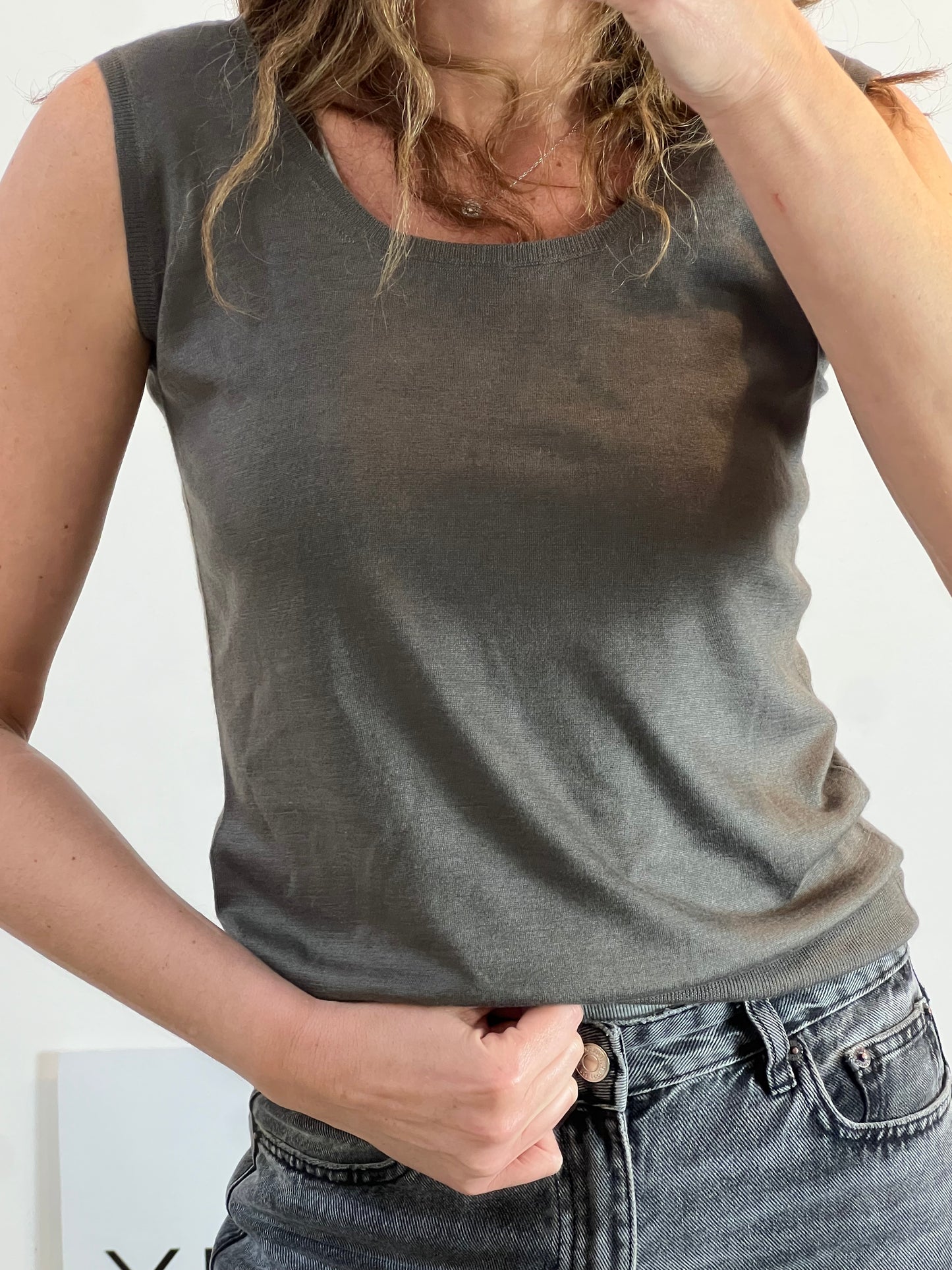 CRUCIANI. Top seda y cashmere verde caza. T 44(M)
