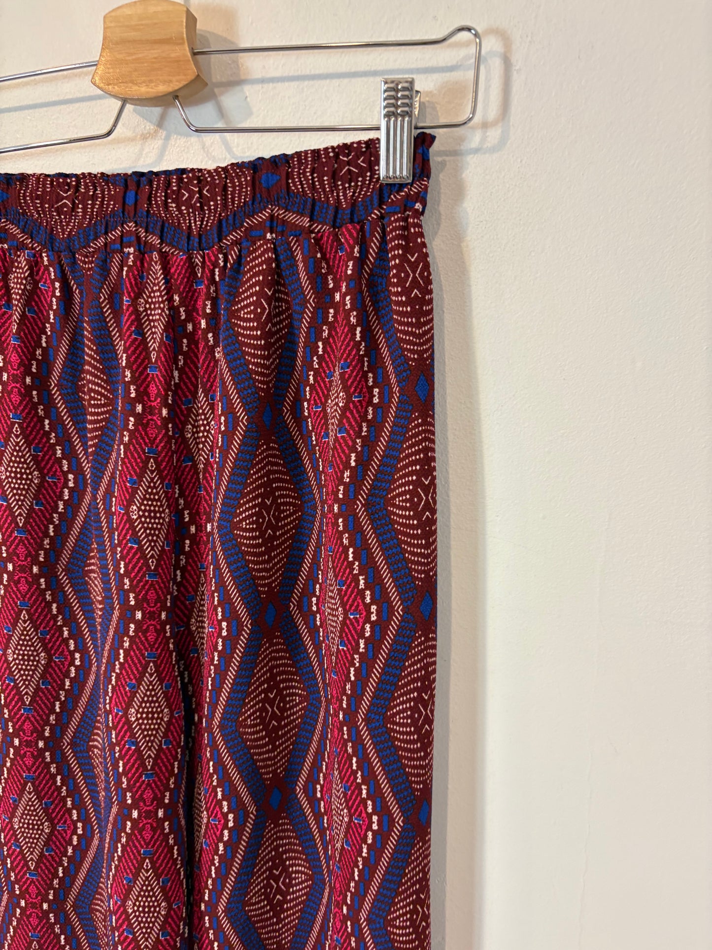 SUBDUED. Pantalón fludio burdeos estampado