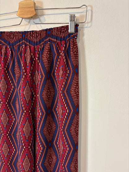 SUBDUED. Pantalón fludio burdeos estampado