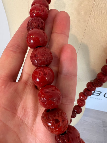 OTHERS. Long red bead necklace