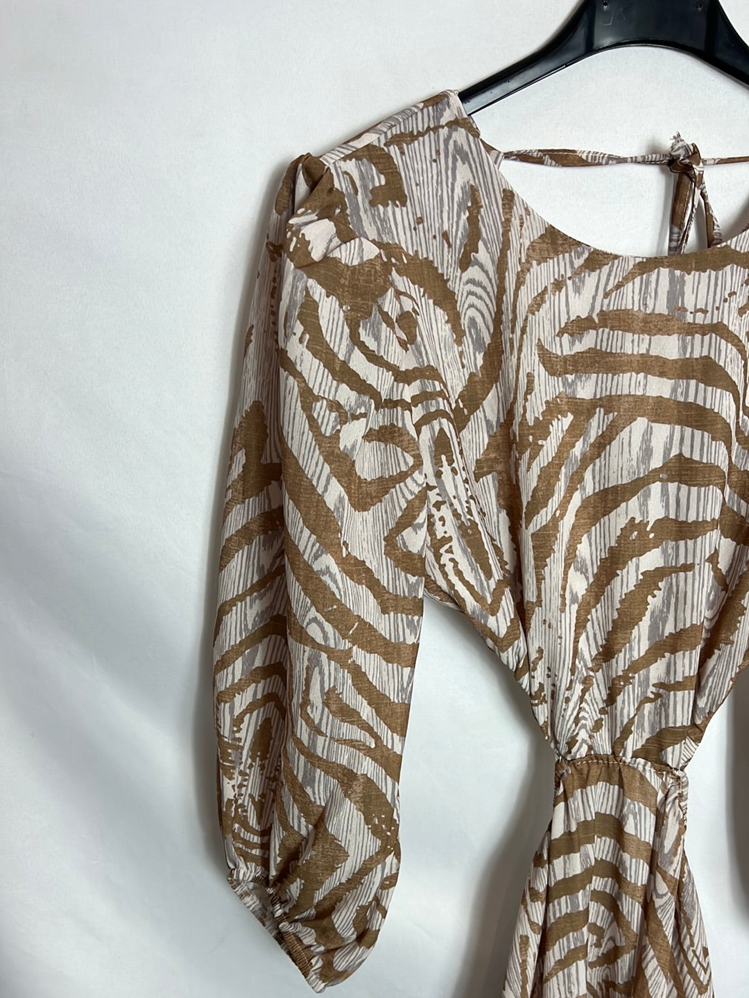 OTRAS. Vestido largo estampado apreturas. T M