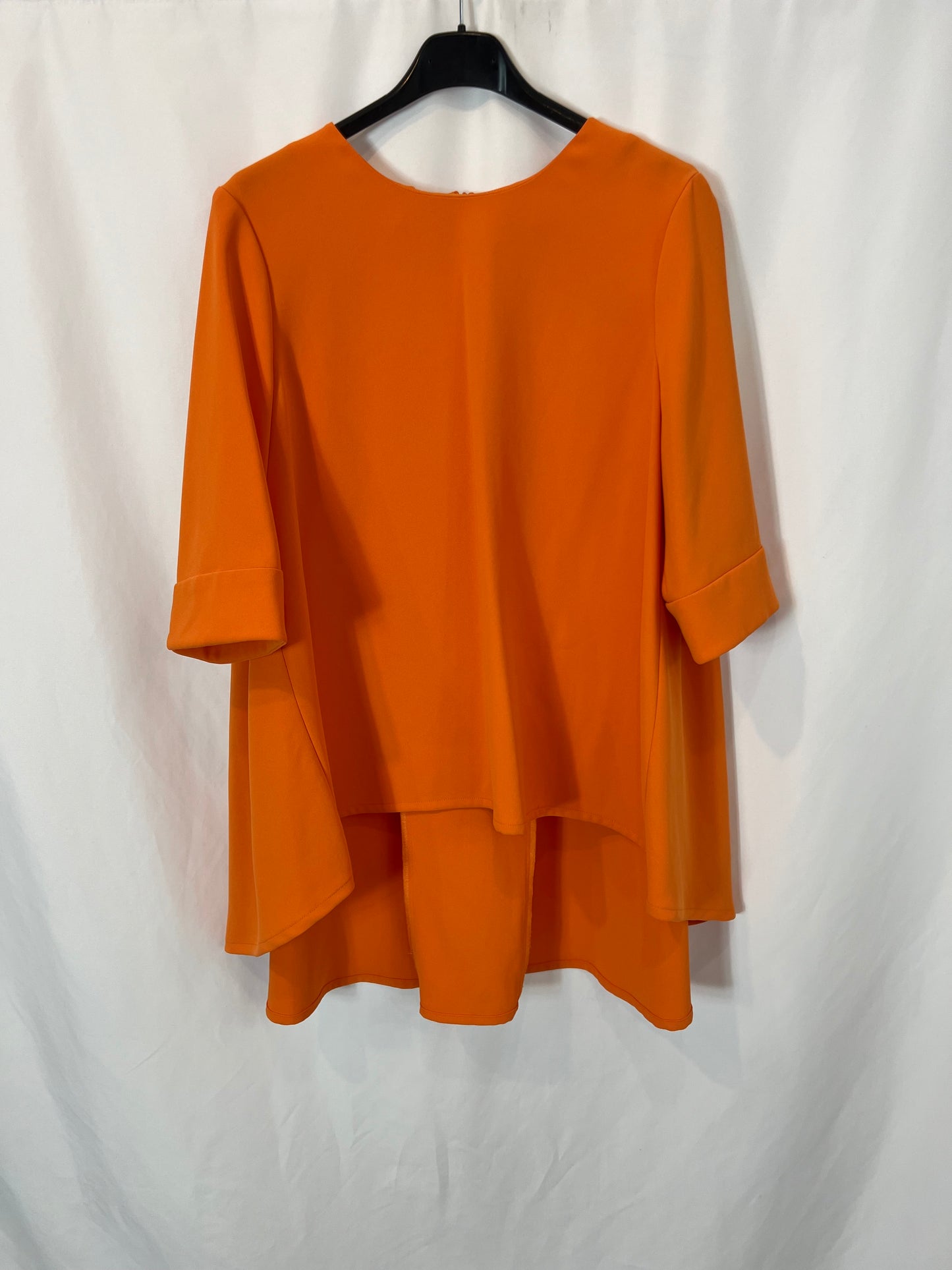 TARA JARMON. Top naranja asimétrico T.40
