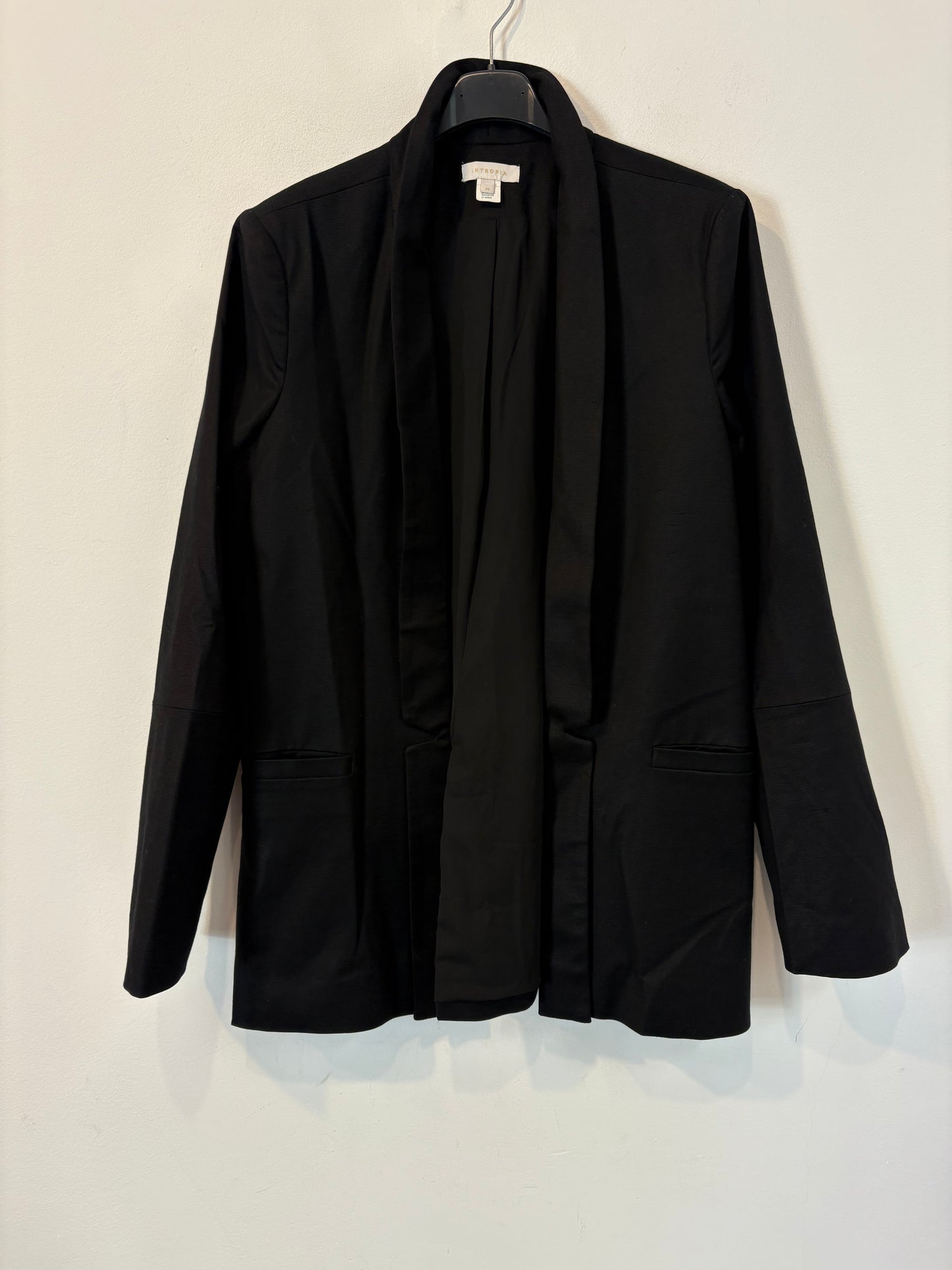 INTROPIA. Blazer negra solapa