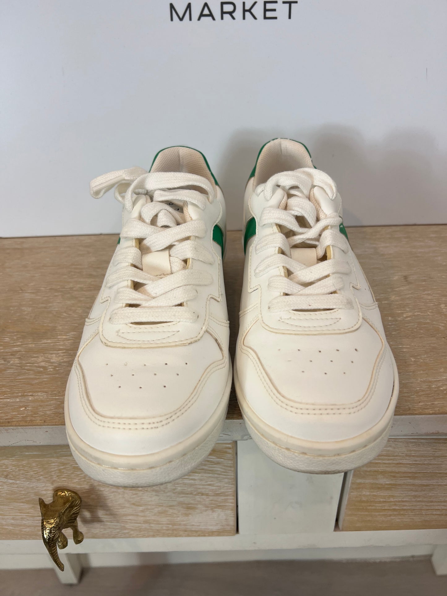 ARZE. Zapatillas blancas detalles verde T.38