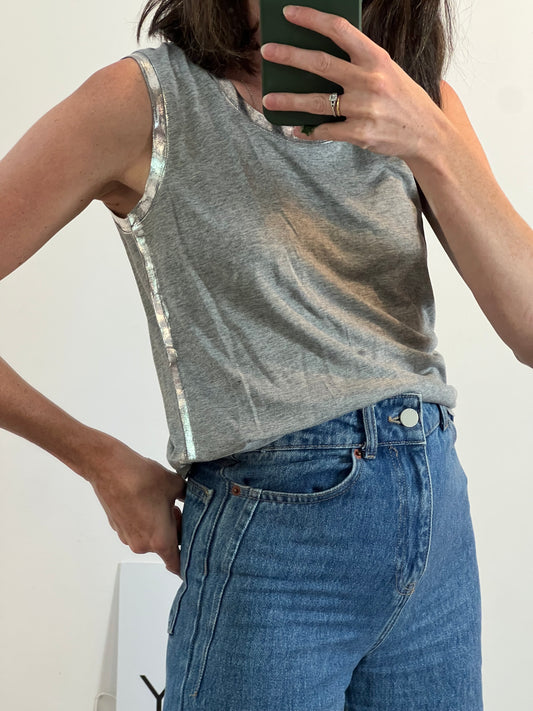 SCALPERS. Top gris detalles plateados. T XS