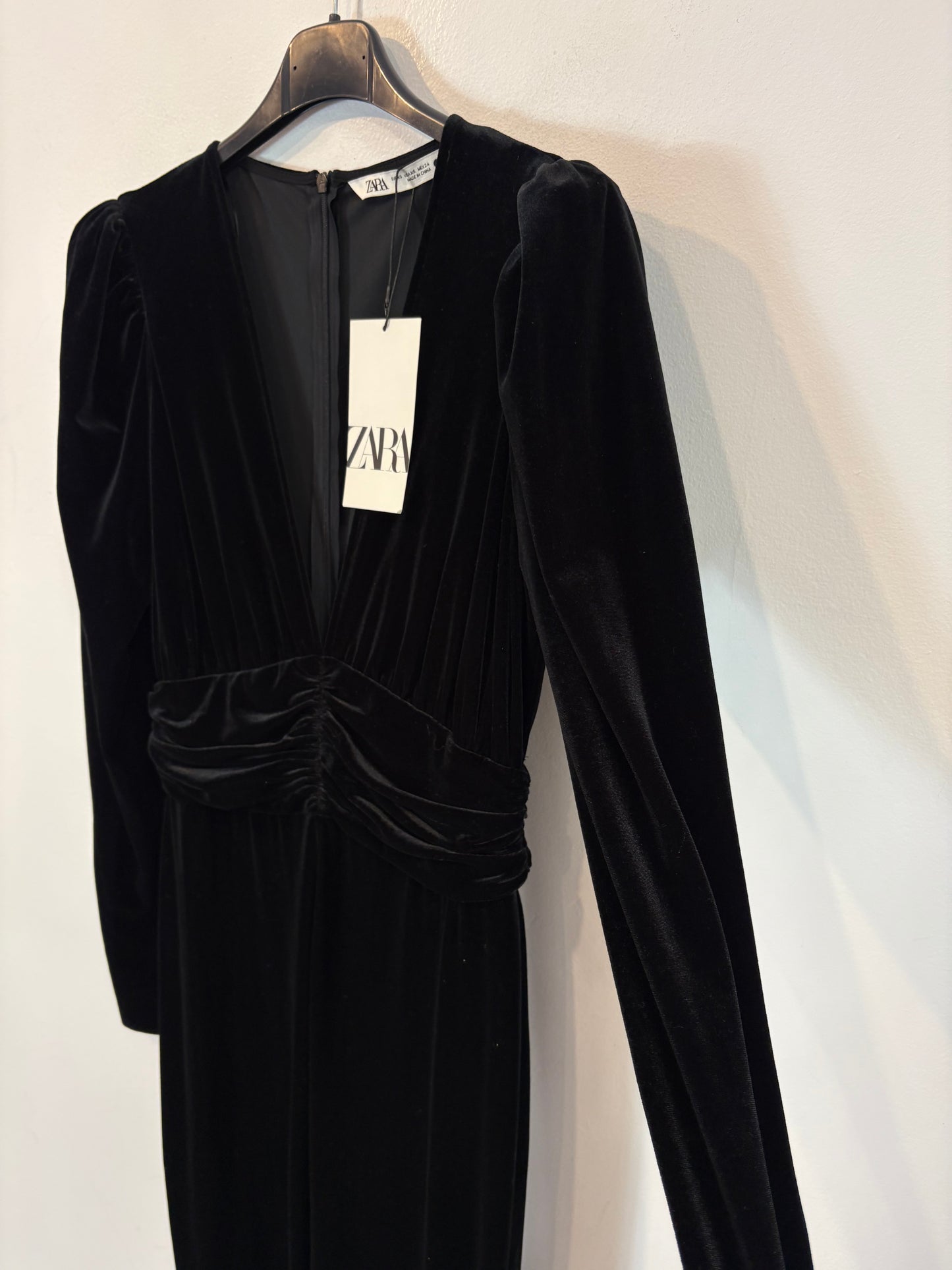 ZARA. Mono largo negro terciopelo. T XS