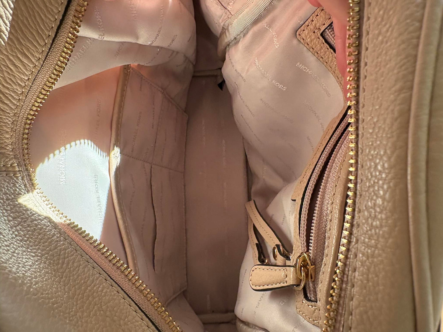 MICHAEL KORS. Mochila mediana piel tachuelas