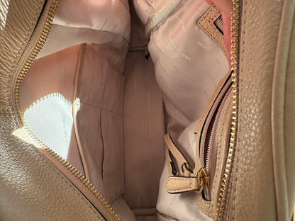 MICHAEL KORS. Mochila mediana piel tachuelas
