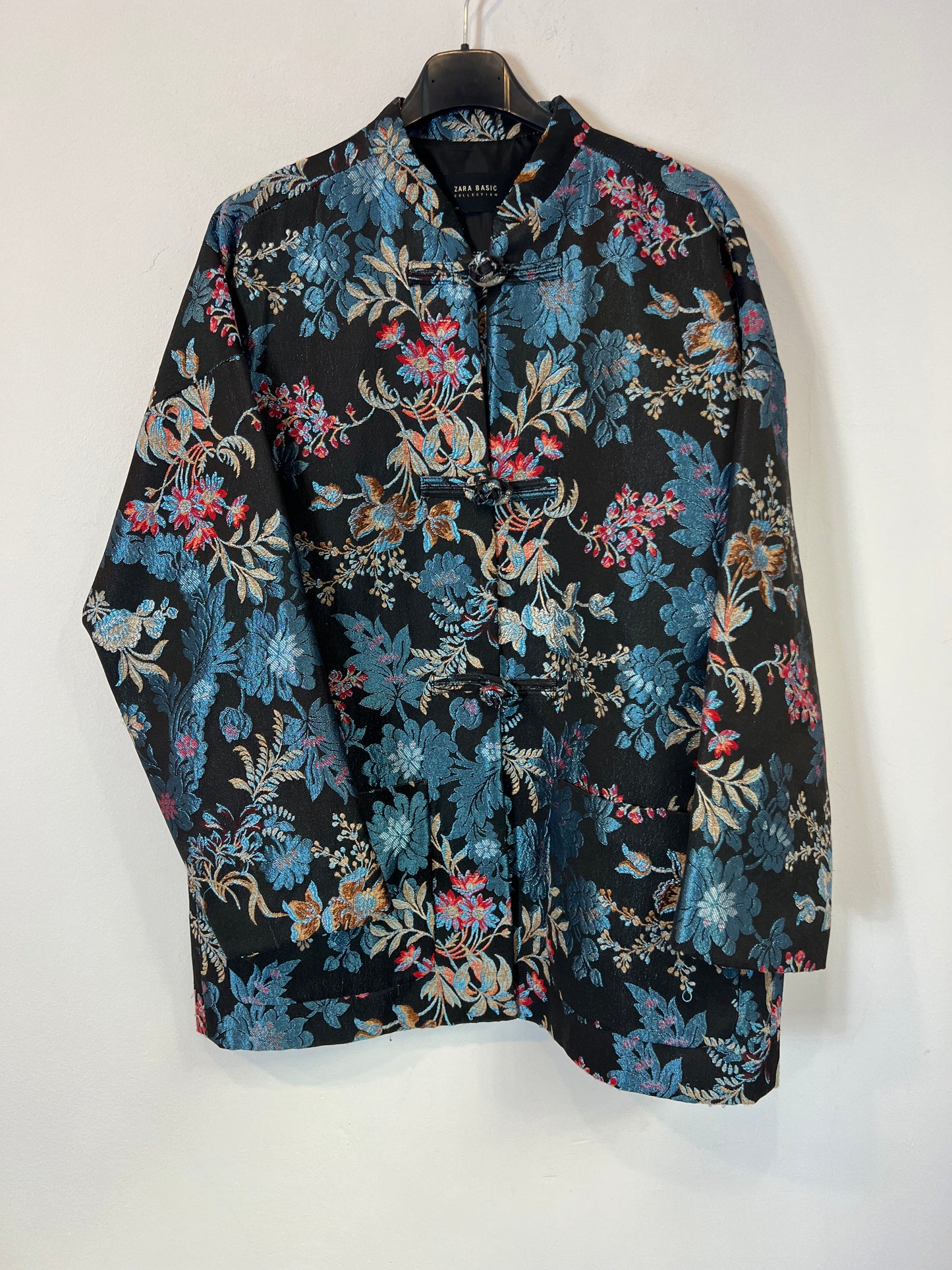 ZARA. Chaqueta negra bordados estilo asiático. T M