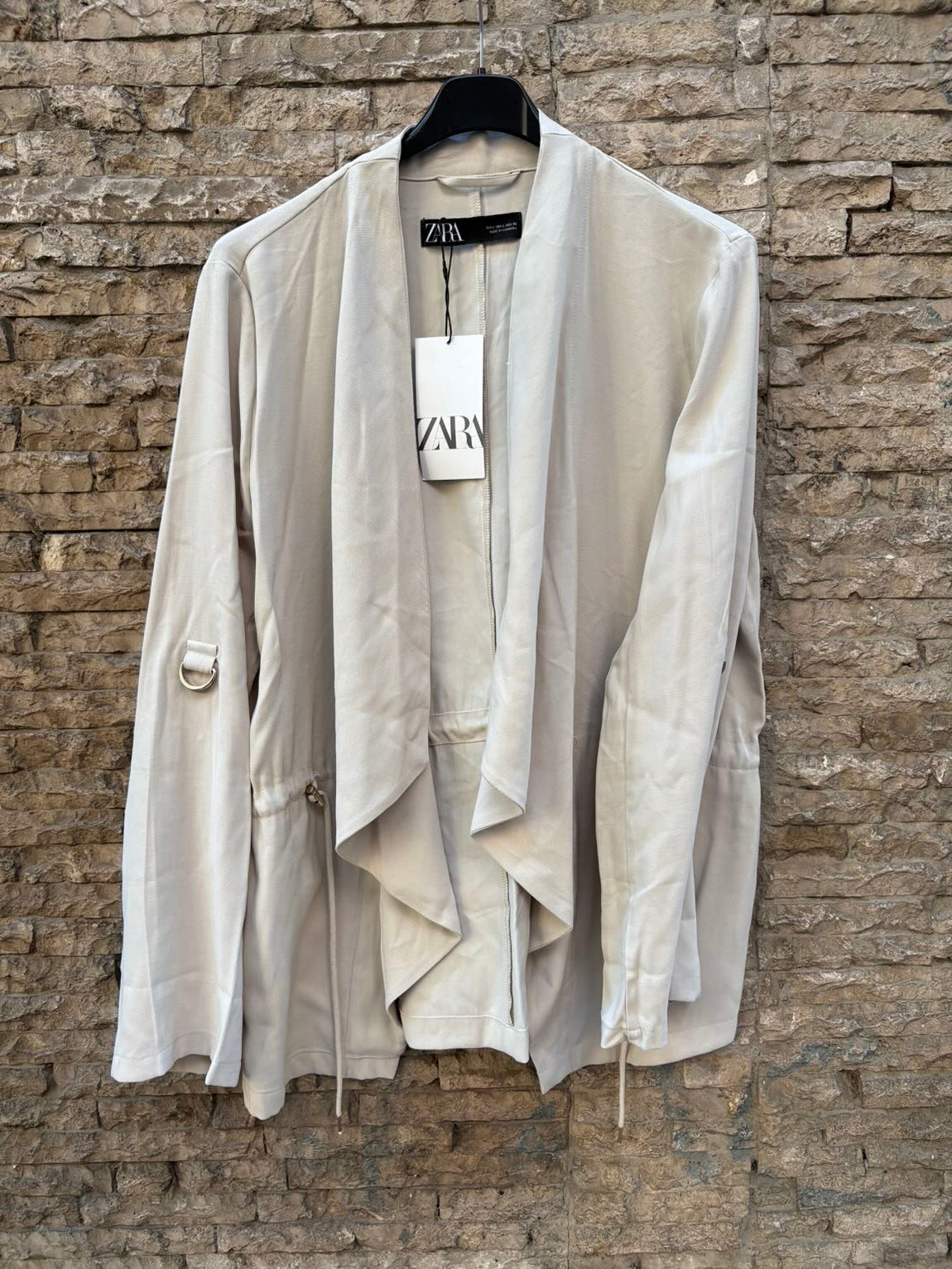 ZARA. Chaqueta beige fluida