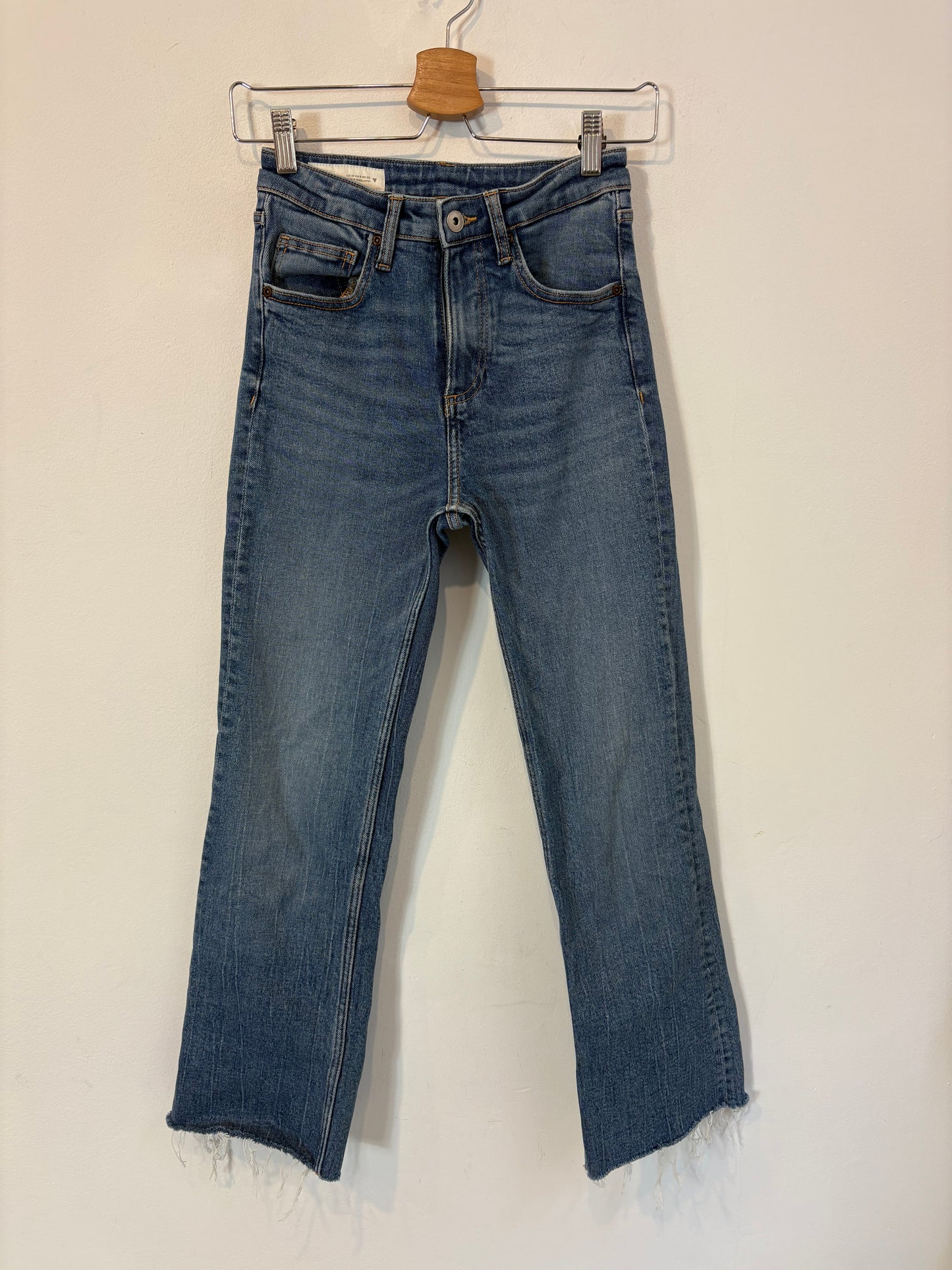 ZARA. Denim cropeed ligeramente acampanado