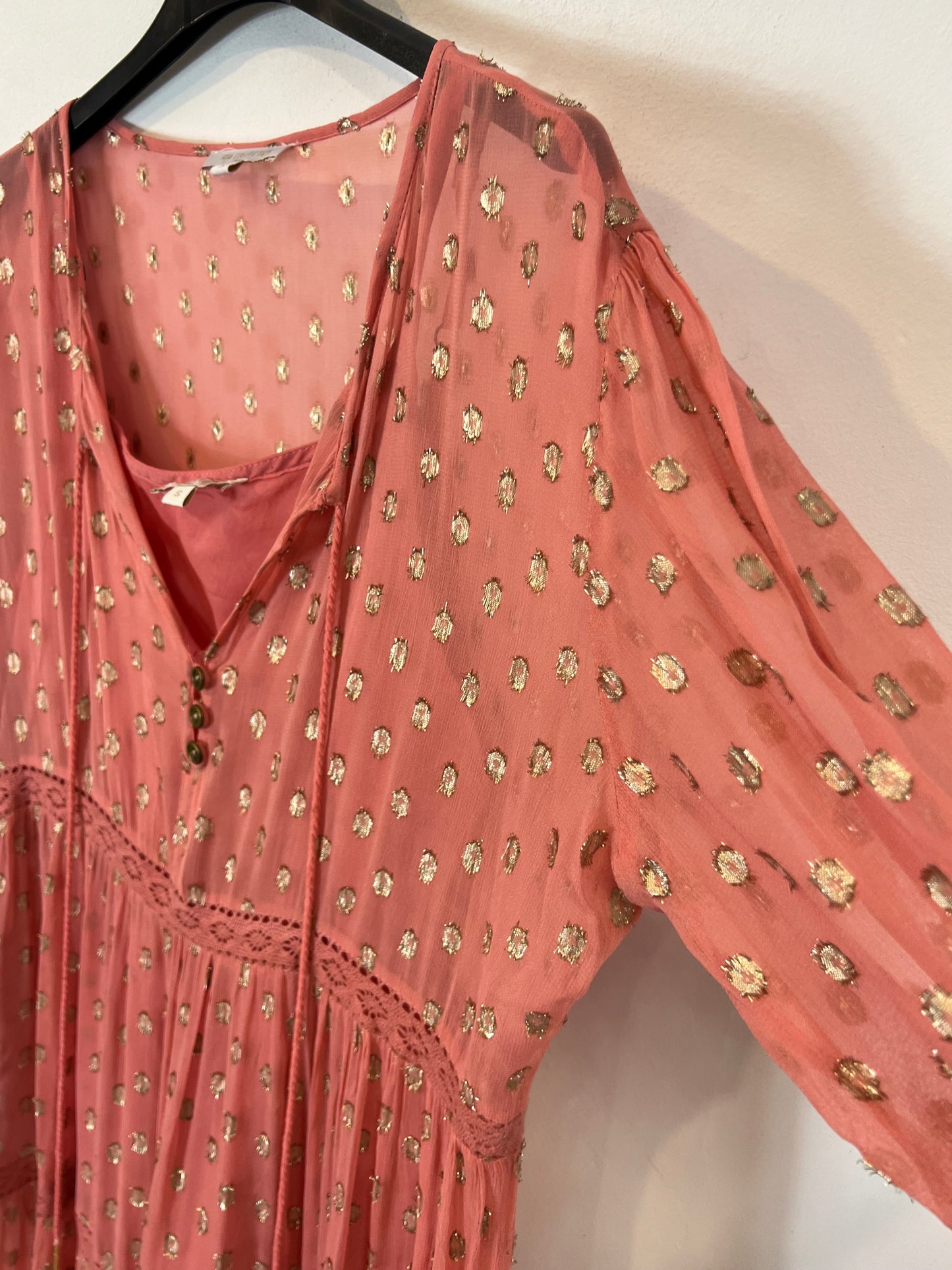 GOA COLLECTION. Vestido largo rosa hilos dorados. T S