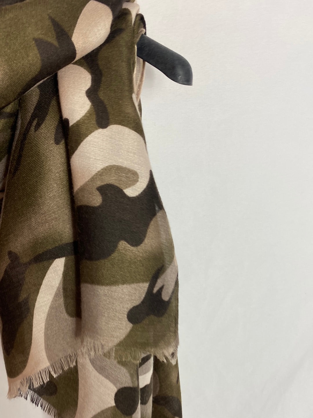 OTRAS. Pasmina camuflaje