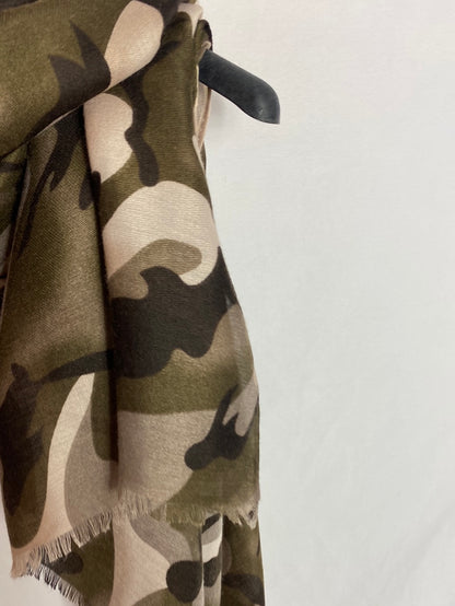 OTRAS. Pasmina camuflaje