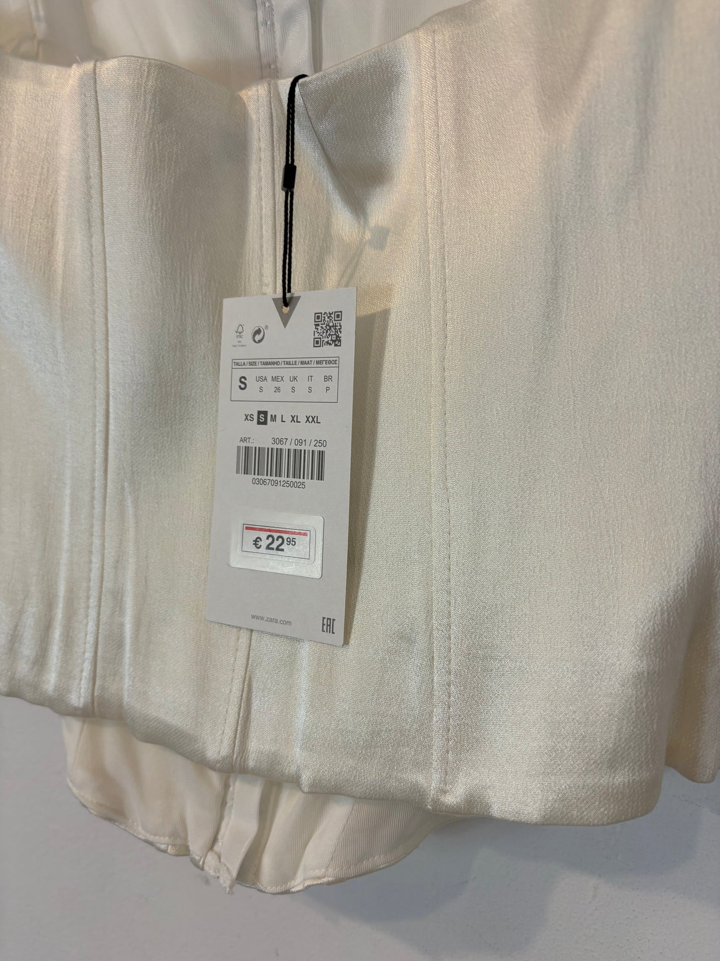 ZARA. Corsé satinado color crudo