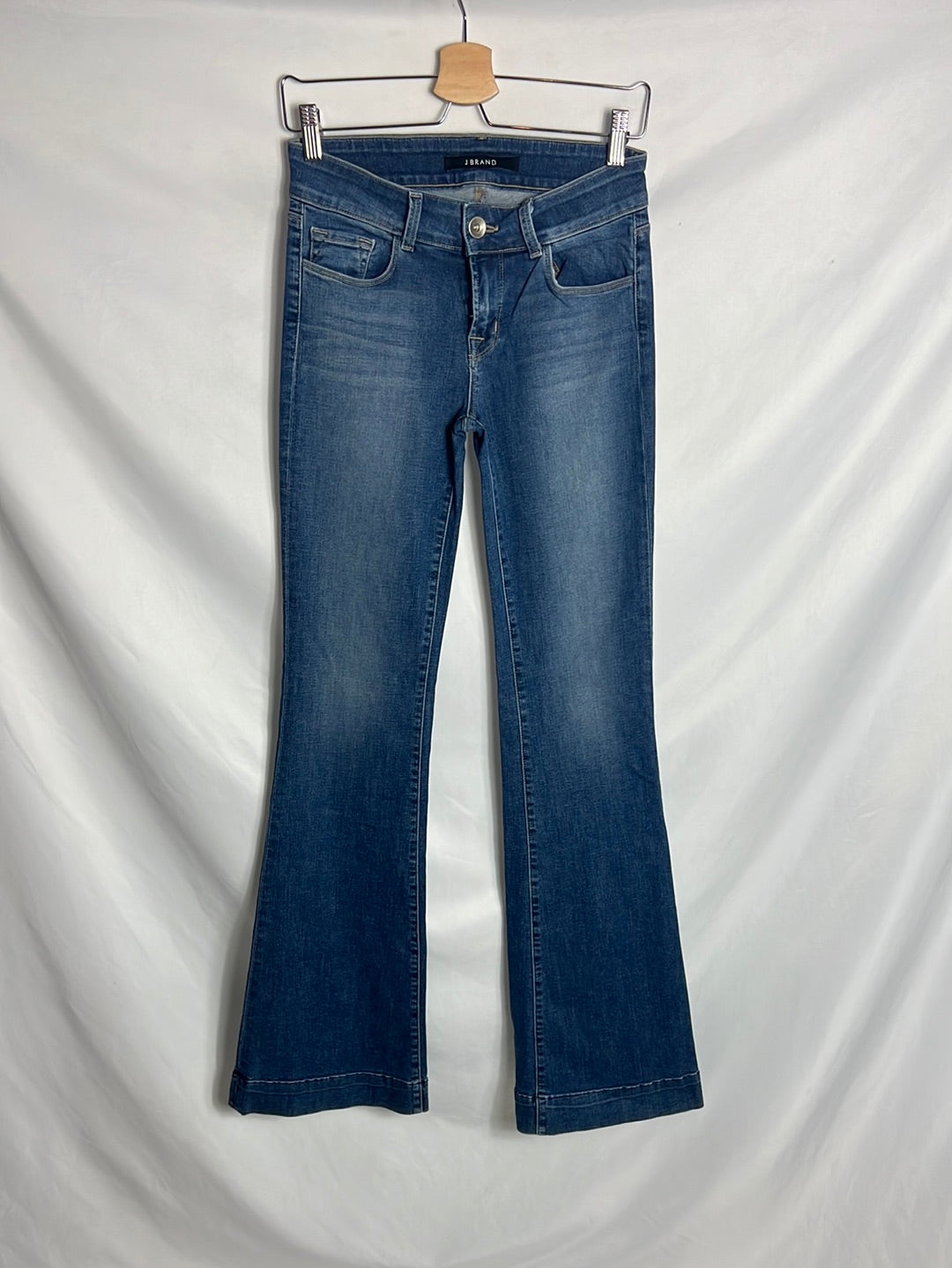 J BRAND. Stretch flared denim. T 27(36)