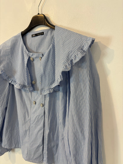 ZARA. Blusa azul botones joya