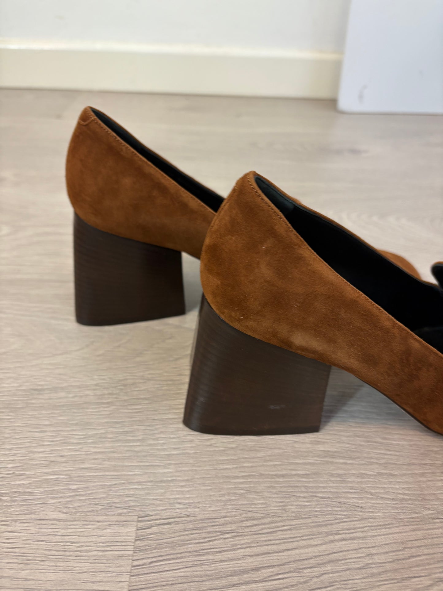 HUGO BOSS. Zapatos tacón piel hebilla