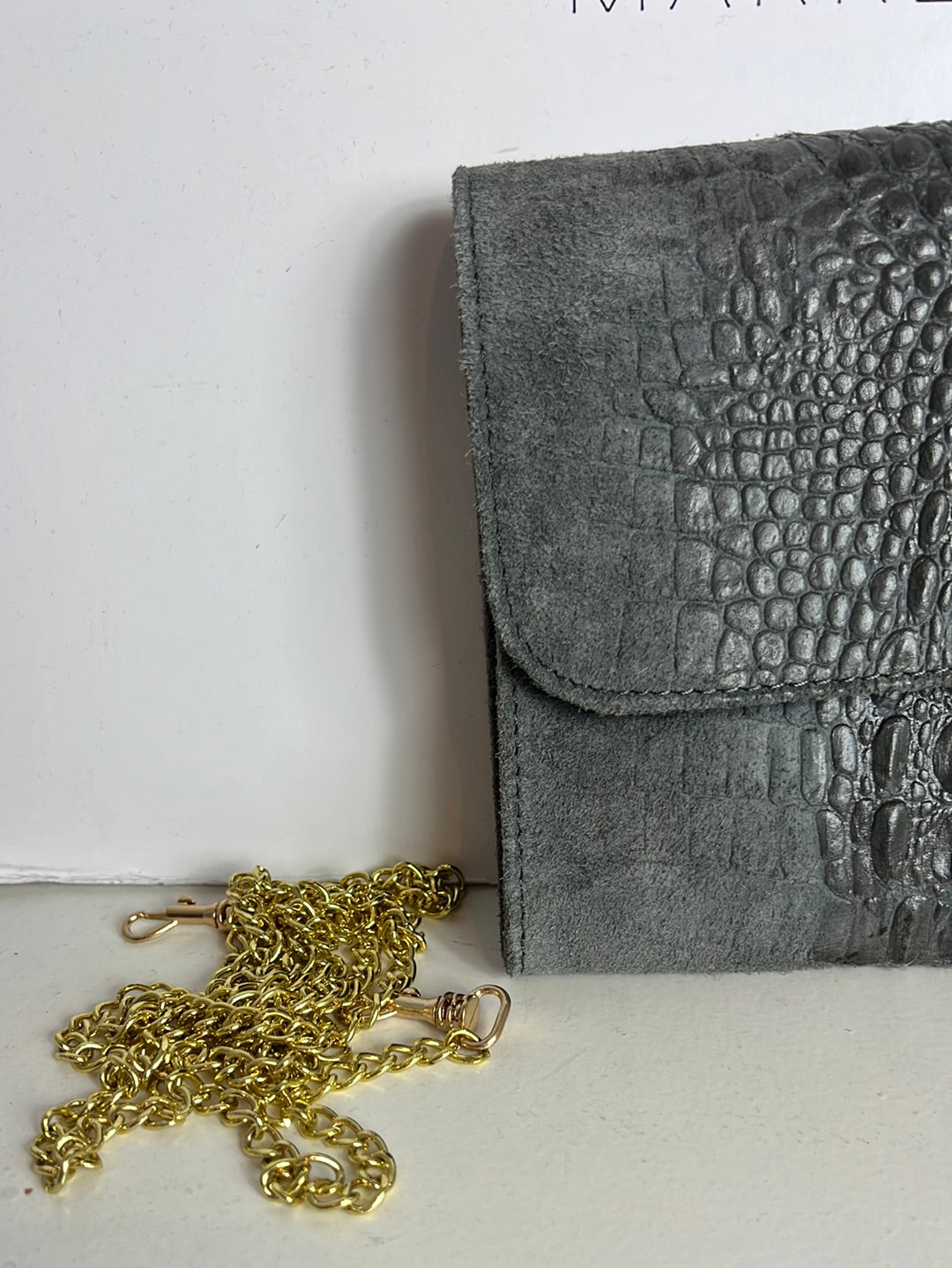 OTRAS. Bolso/cartera piel gris troquelada