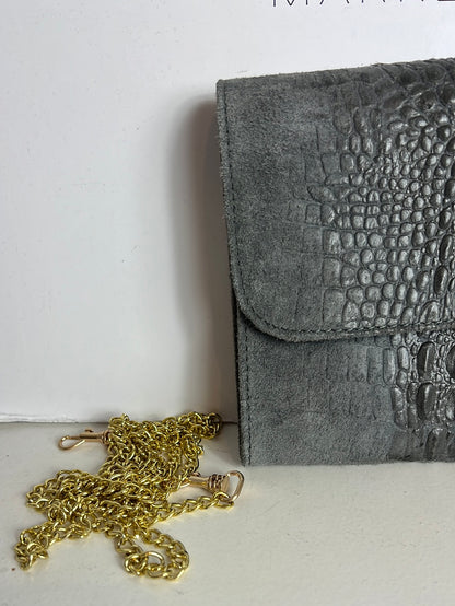 OTRAS. Bolso/cartera piel gris troquelada