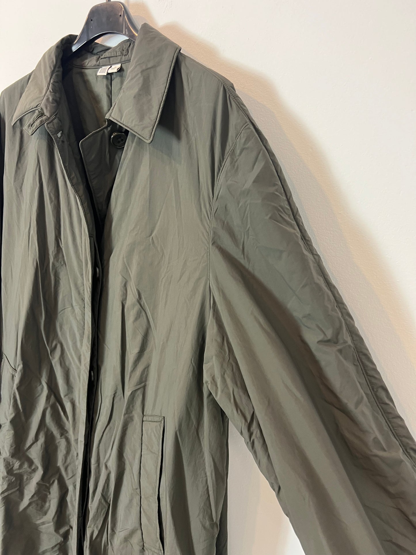 UNIQLO. Gabardina verde acolchada. T M